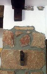 Pilar central de la casa de sillera, viga de madera y percha realizada con antiguo cepillo de carpintero